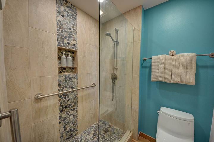 Beach rental for 6 people, with hot tub and yard on Maui