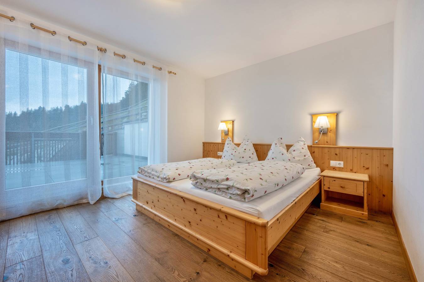 Entire apartment, Holiday Apartment "Maurerhof Abendrot" with Mountain View, Private Terrace & Wi-Fi in Vintl, Dolomiti Superski