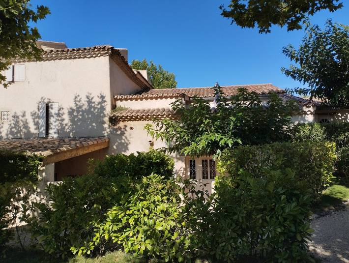 Gîte pour 4 personnes, avec terrasse ainsi que jardin et piscine à Nyons - 2