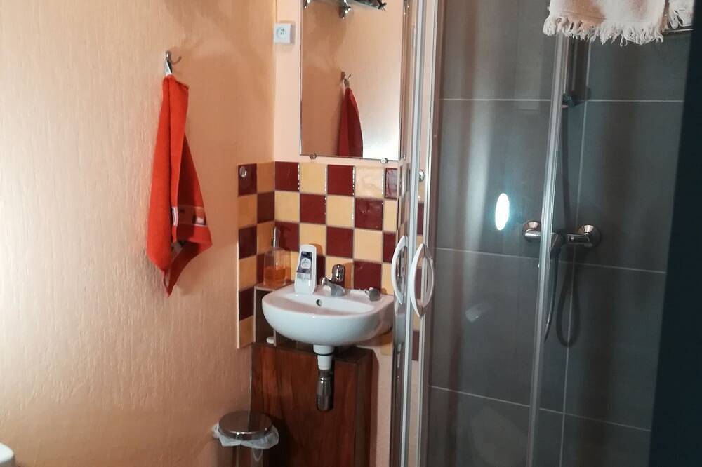 Entire apartment, Apartment with garden and garage Meyrargues. Stays of up to 7 days. in Meyrargues, Aix-en-Provence region