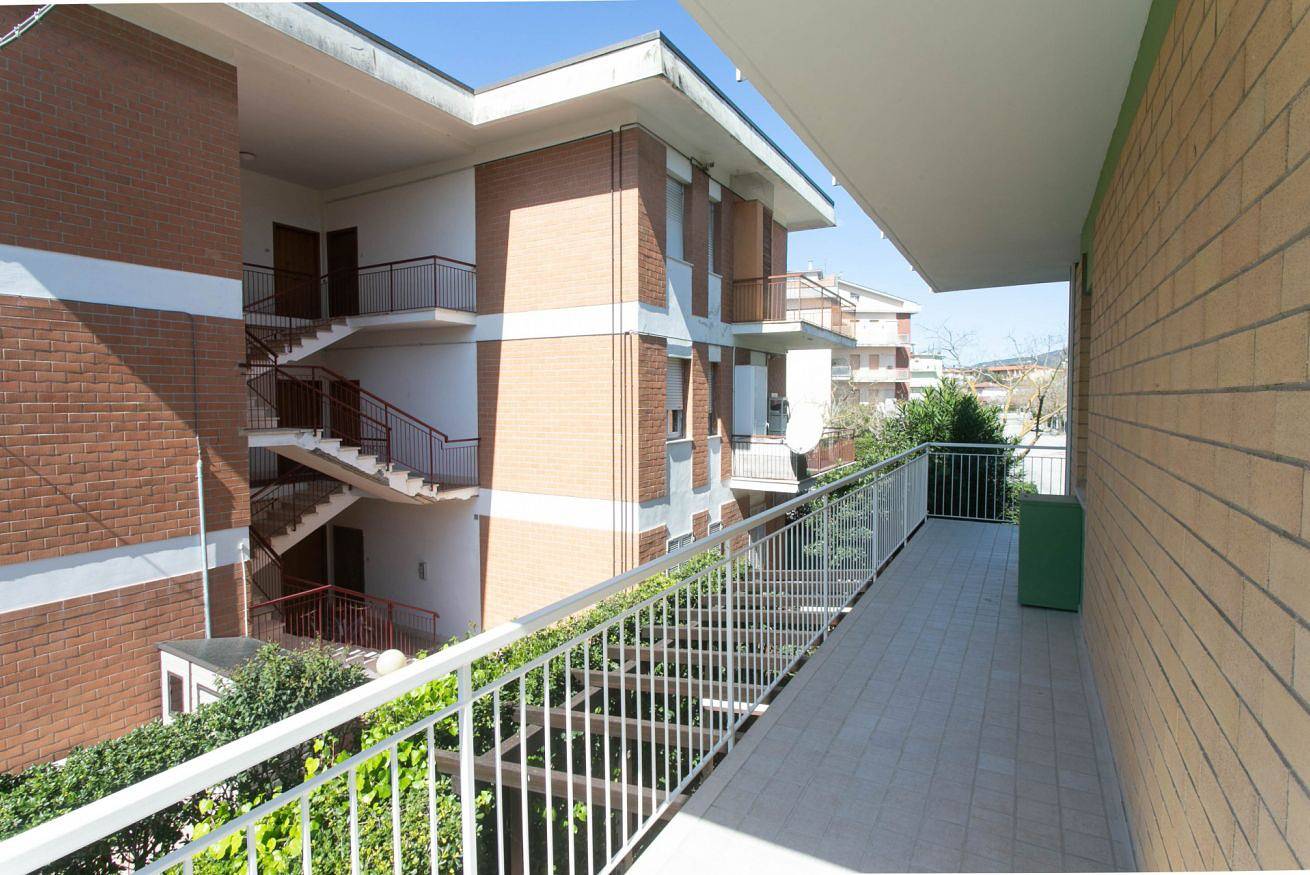 Apartamento entero, M027 - Marcelli, three-room apartment with terrace 150 meters from the sea in Marcelli, Riviera del Conero