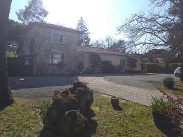 Gîte pour 24 personnes, avec terrasse ainsi que jardin et piscine en Gironde