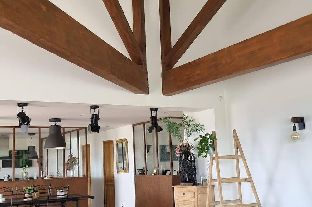 Spacious Villa 286 m2 overlooking the Sainte Victoire, garden, swimming pool. in Pertuis, Parc naturel régional du Luberon