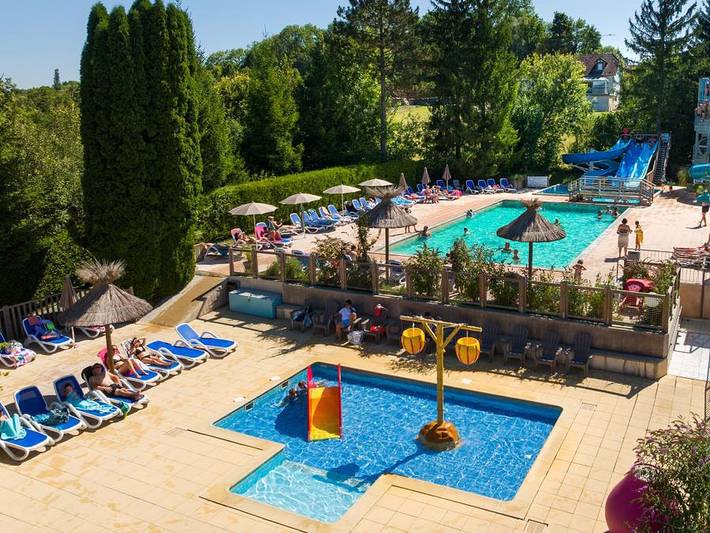 Camping pour 5 personnes, avec Terrasse et Bassin pour enfant ainsi que Piscine et Sauna en Franche-Comté