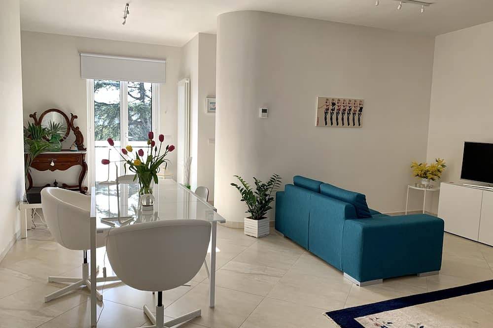 Finely furnished villa with large patio and garden between Monopoli and Alberobello in Castellana Grotte, Bari Province