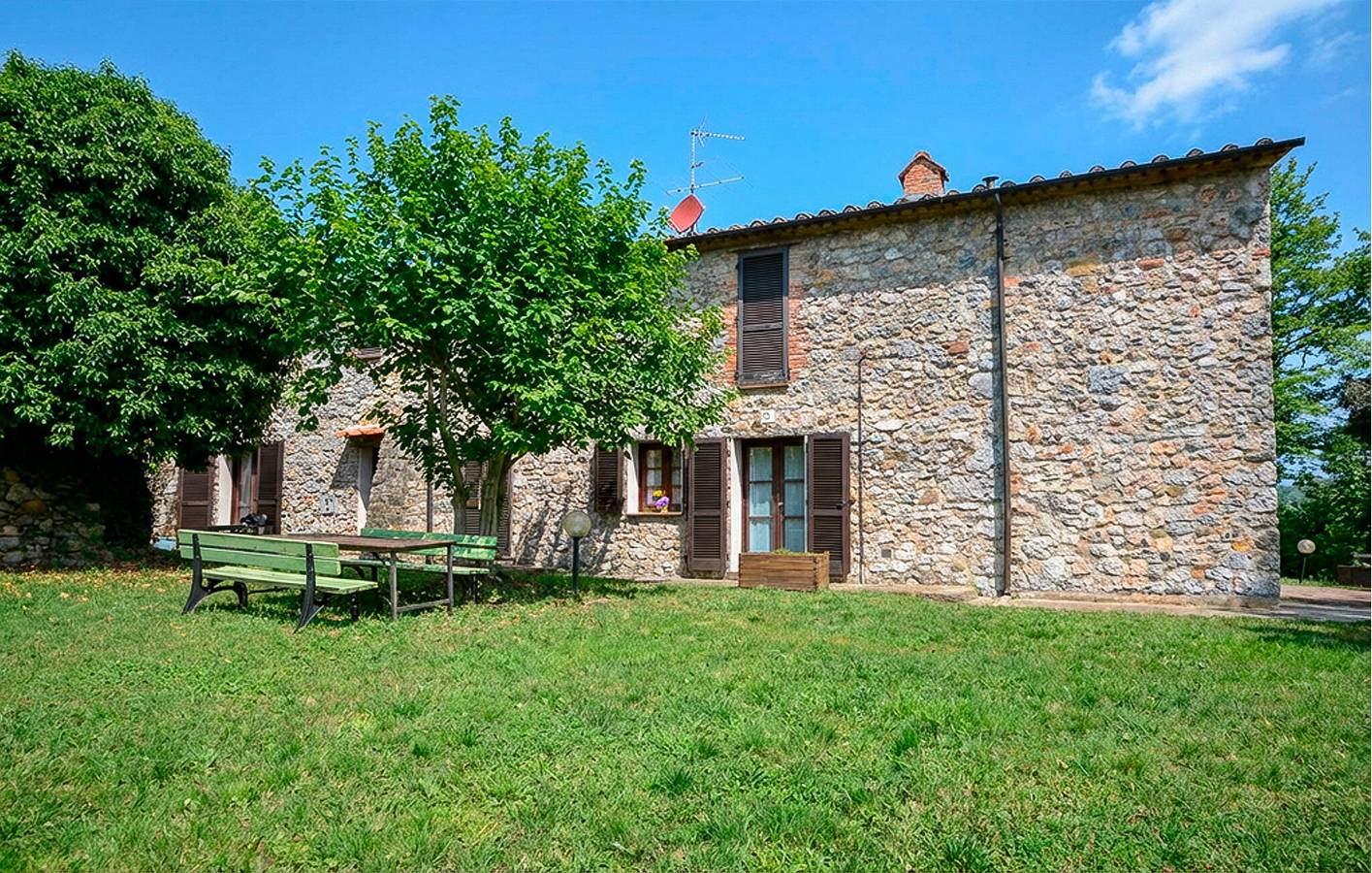 Entire holiday apartment, Riverside Garden Retreat with WiFi & Parking in Massa Marittima, Grosseto Province