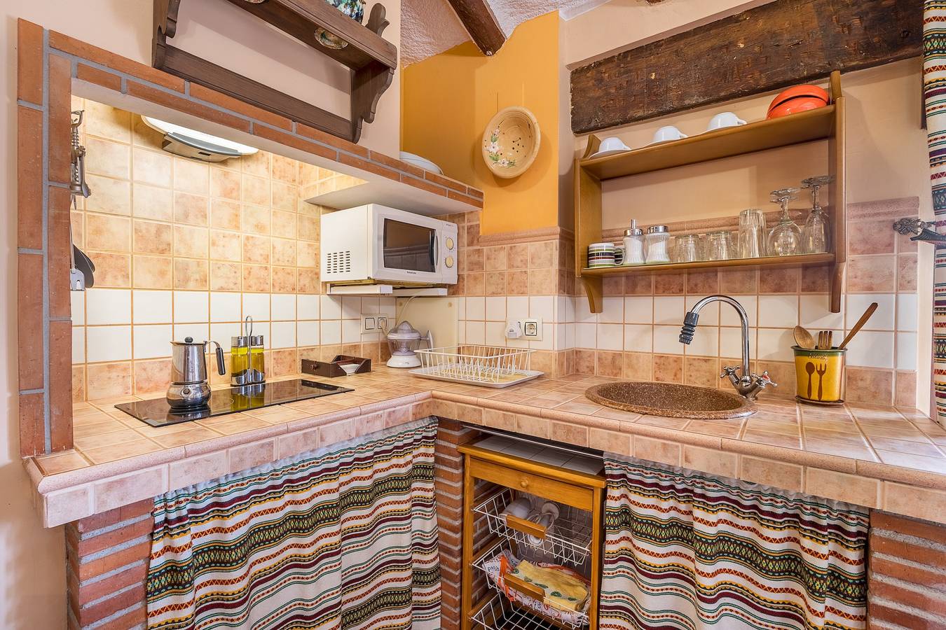 Appartement entier, Appartement 'Tomillo' avec vue sur la montagne, Wi-Fi et climatisation in Hinojares, Parc naturel des sierras de Cazorla et Segura