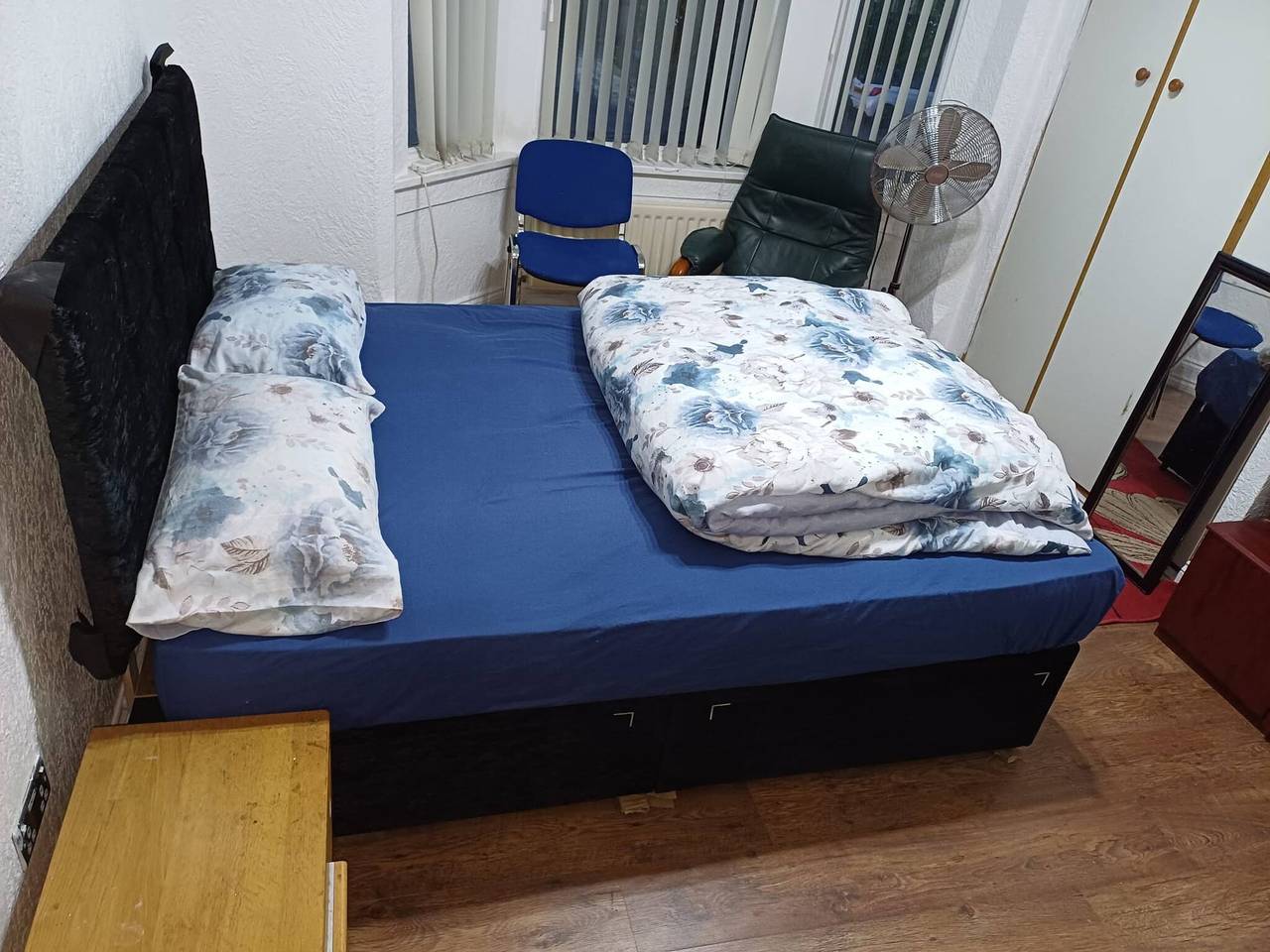 Amplia habitación doble amueblada cerca del Cbs Arena y la M6 en Cv6 4Df in Coventry, Birmingham y alrededores