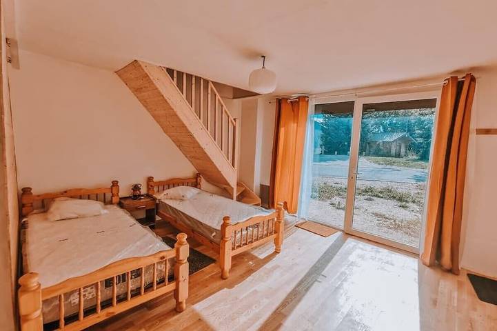 Gîte pour 10 personnes, avec jardin à Pugny-Chatenod - 2
