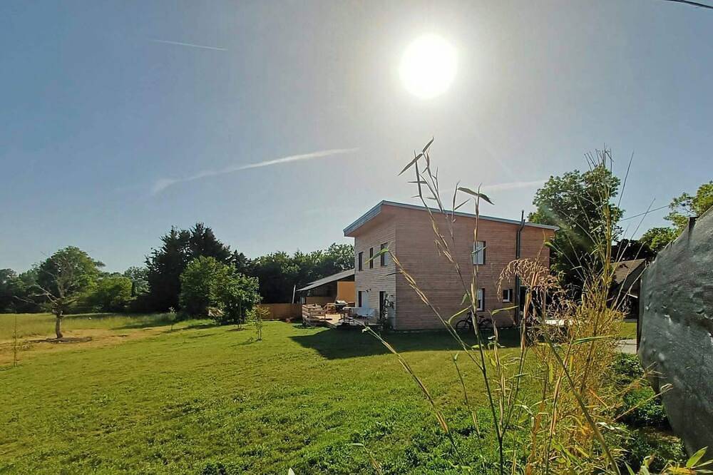 Contemporary wooden house \"chez Fan-Fan\" spacious and pleasant. in Bourges, Región de Bourges