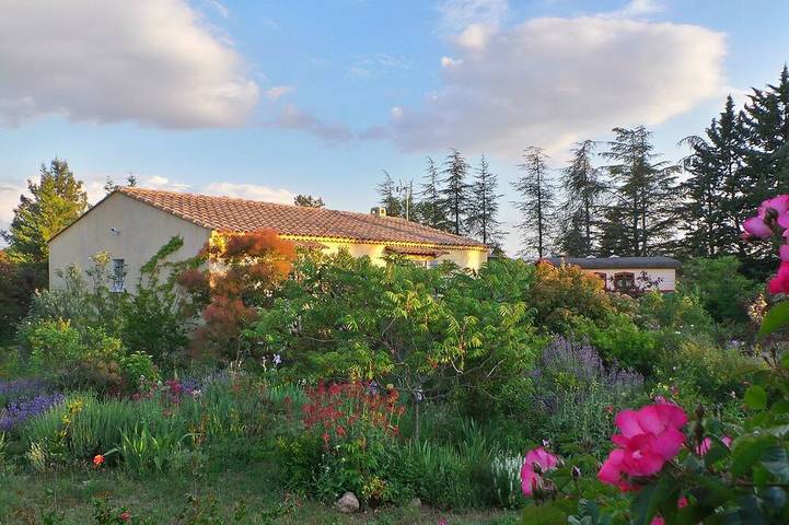 Villa independiente con piscina privada en el Luberon (6 personas) in Saint-Saturnin-lès-Apt, Parque natural regional del Luberon