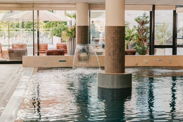 Hôtel pour 2 personnes, avec Terrasse et Jacuzzi ainsi que Jardin et Bassin pour enfant dans Casino Grand Cercle