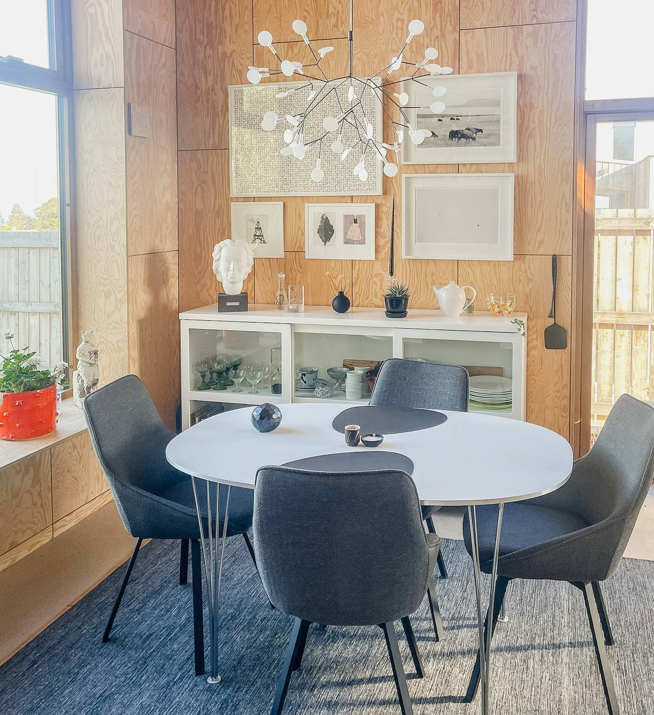 Modernes Holzhaus zwischen Apfelbäumen mit Meerblick in Kivik, Österlen