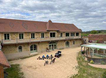 Gîte pour 5 personnes, avec piscine ainsi que terrasse et jardin à Tronget