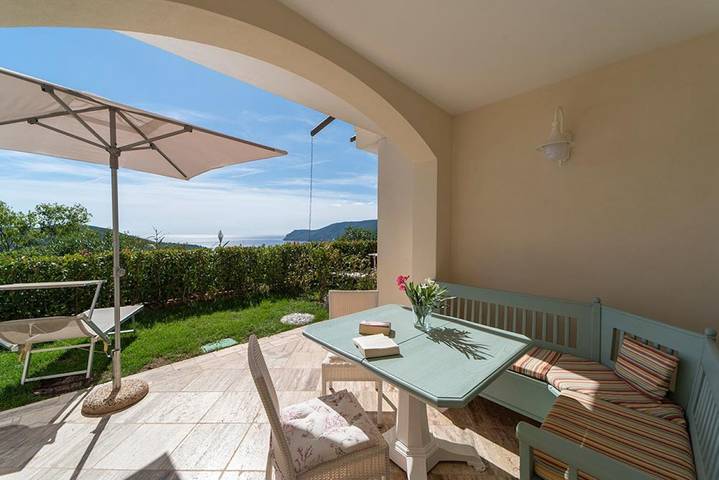 Ferienwohnung für 2 Personen, mit Meerblick und Pool sowie Garten in Lacona