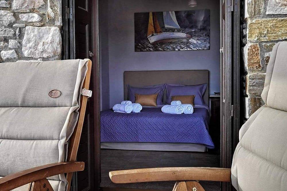 Villa Camellia is a beautiful stone house overlooking the sea. in Poseidonia, Syros
