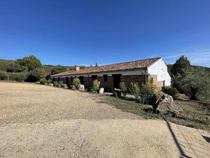 Casa rural para 4 personas, con jardín además de vistas y piscina, Se admiten mascotas en Las Villuercas