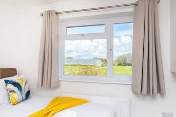 Holiday Rental for 12 People in Milford-on-Sea, Hampshire, Photo 4