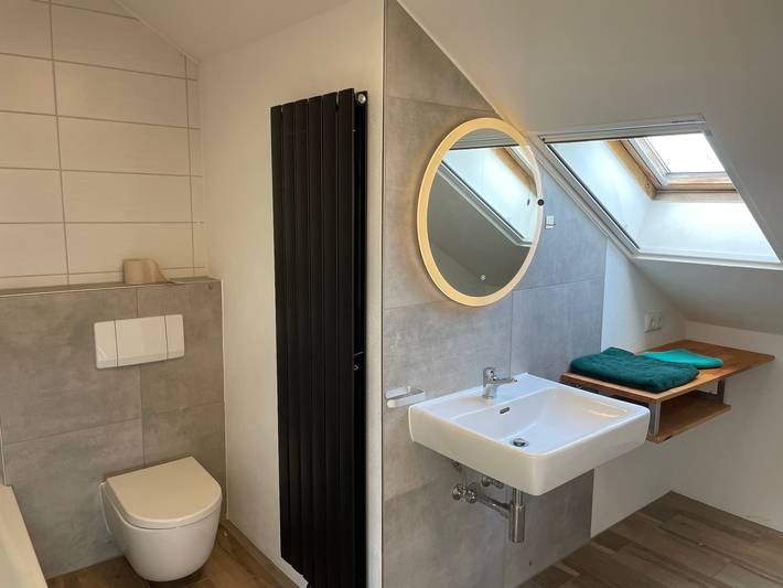 Ganze Ferienwohnung, Moderne Ferienwohnung mit Balkon und Klima in Neufraunhofen, Ostbayern