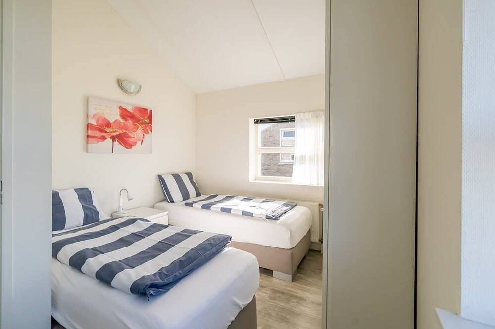 Dieses freistehende Inselhaus hat einen eigenen modernen Charme. Das Wohnzimmer befindet sich im Erd in Oude-Tonge, Goeree-Overflakkee