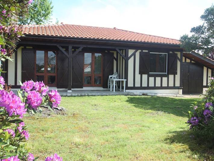 Location de vacances pour 6 personnes, avec Terrasse et Jardin à Bias