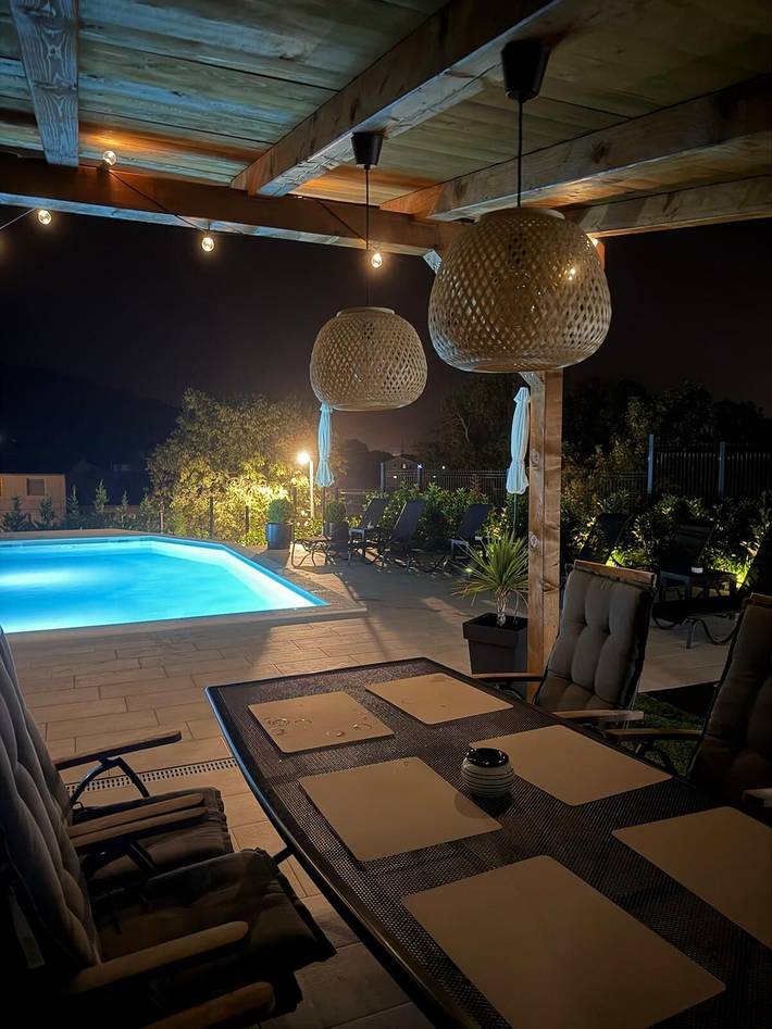 Ferienhaus für 7 Personen, mit Terrasse und Garten sowie Pool in Bilice