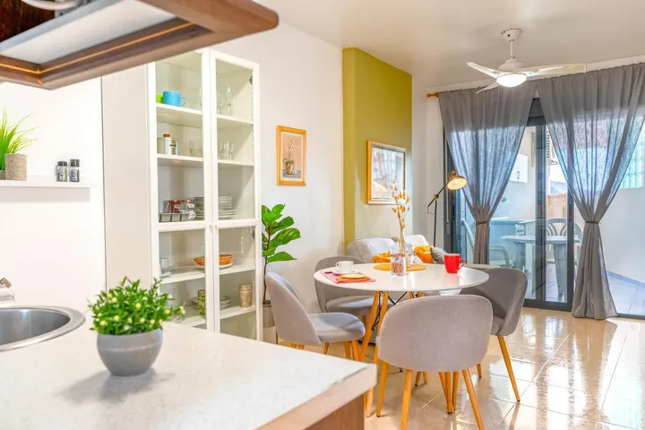 Apartamento de vacaciones para 2 personas, con terraza además de vistas y piscina - 1
