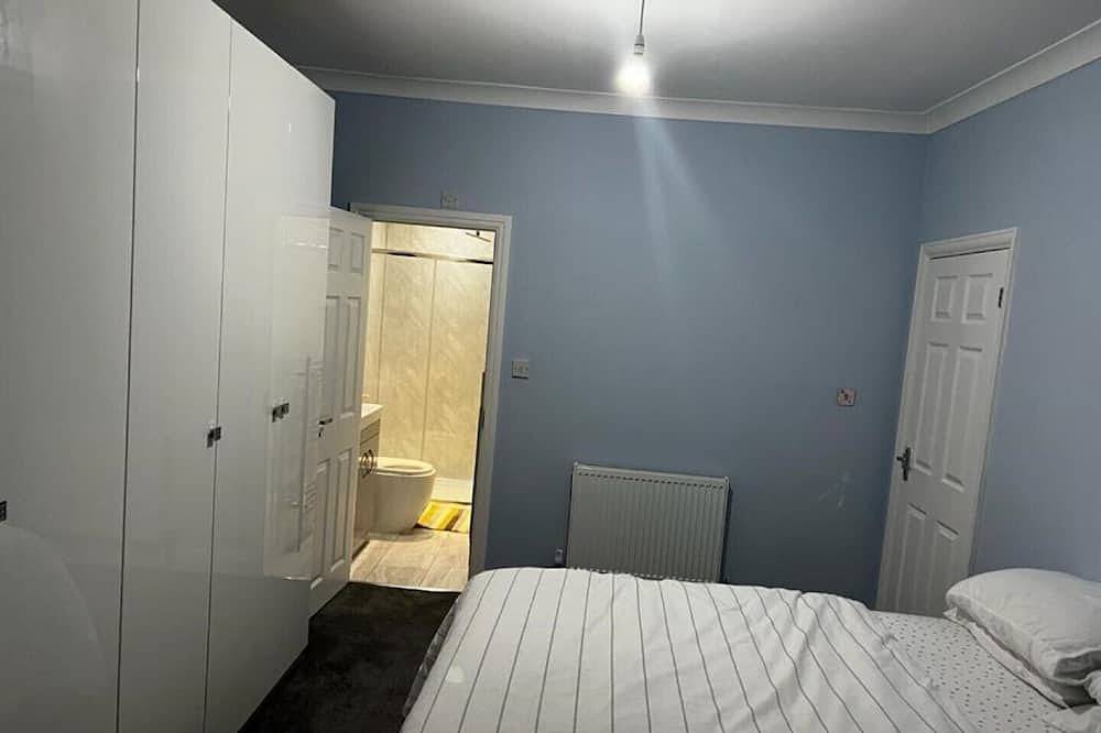 Exciting 4 Bedroom Bungalow in Greater London Sleeps 6 in Havering, London