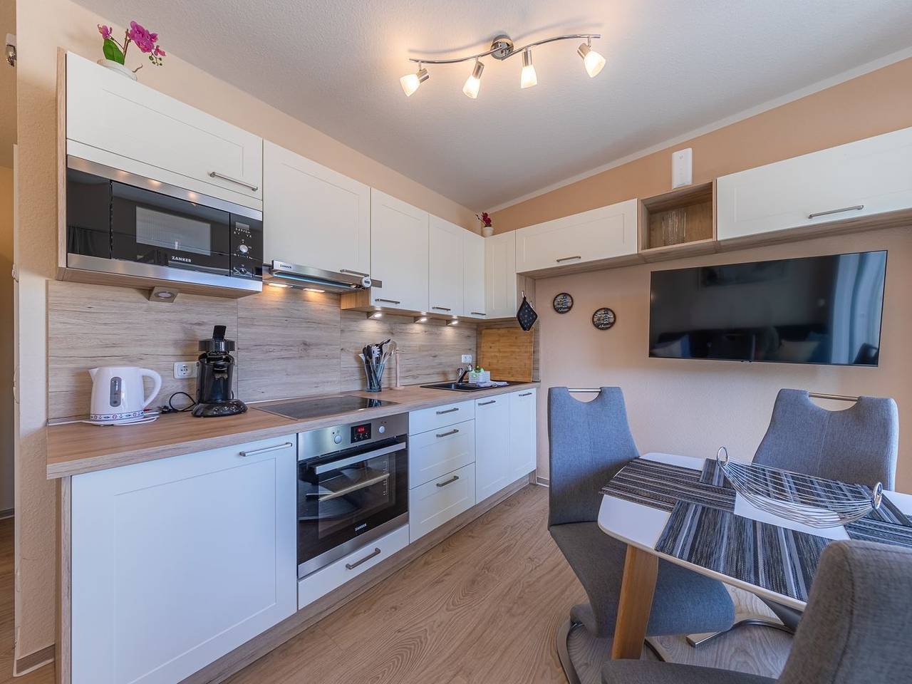 Ganze Wohnung, Komfortable Ferienwohnung mit Balkon und moderner Ausstattung in Graal-Müritz in Gelbensande, Rostock und Umgebung