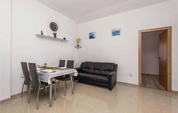 Ganze Ferienwohnung, Charmantes Apartment mit Terrasse, in Strandnähe und mit kostenlosen Parkplätzen in Povljana, Pag