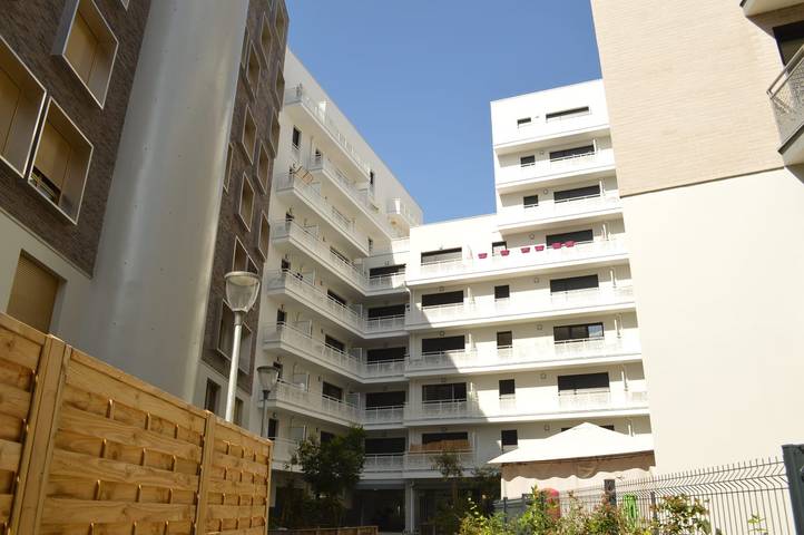 Ganze Ferienwohnung, 1 Bed Studio Sleeps 2 - Pets Ok - Tv & WiFi in Bobigny, Seine-Saint-Denis