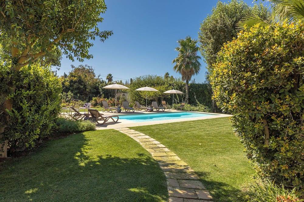 Exclusive villa with swimming pool surrounded by greenery in Baia Verde, Gulf of Taranto