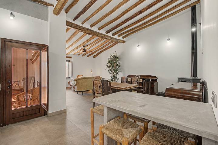 Casa vacanze 'Josefina' con vista sulle montagne, terrazza privata e Wi-Fi in Dólar, Geoparque de Granada