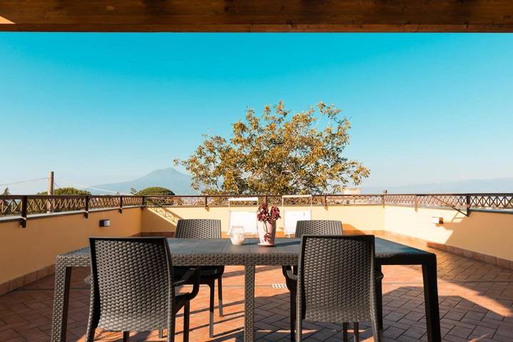 Ferienwohnung für 2 Personen, mit Balkon und Terrasse sowie Pool und Ausblick in Castellammare di Stabia