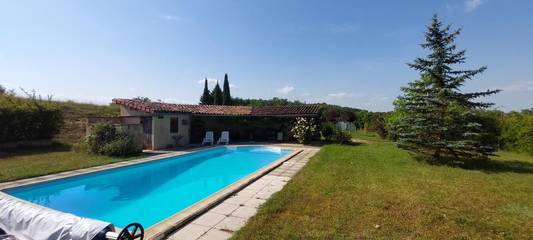 Maison de campagne pour 5 personnes, avec piscine ainsi que vue et jardin, animaux acceptés dans le Gers
