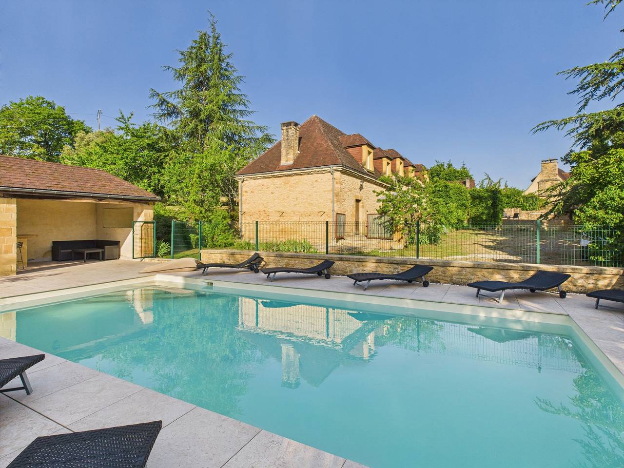Grande maison pour 15 avec piscine et tennis in La Chapelle-Aubareil, Périgord Noir