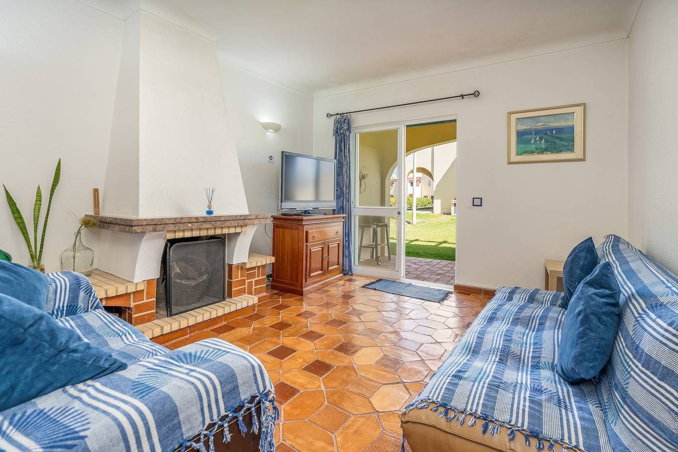 Ganze Wohnung, Ferienwohnung 'Casa Verão Azul - Porches' mit Gemeinschaftspool, privater Terrasse und Wlan in Porches, Faro Distrikt