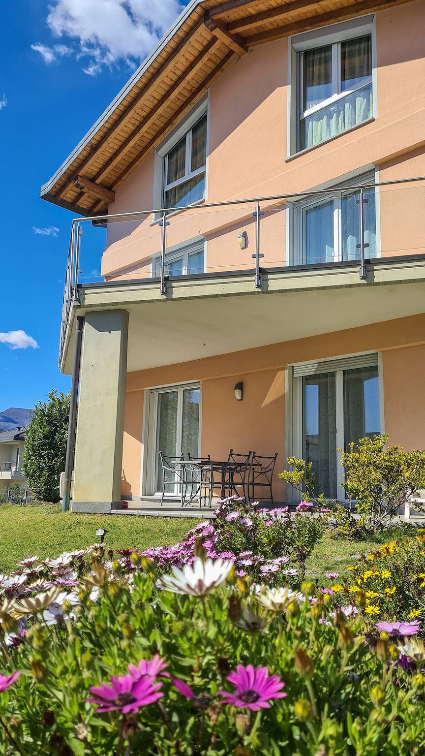 Appartamento intero, Appartamento vacanze per 4 persone con terrazza in Maccagno, Maccagno con Pino e Veddasca