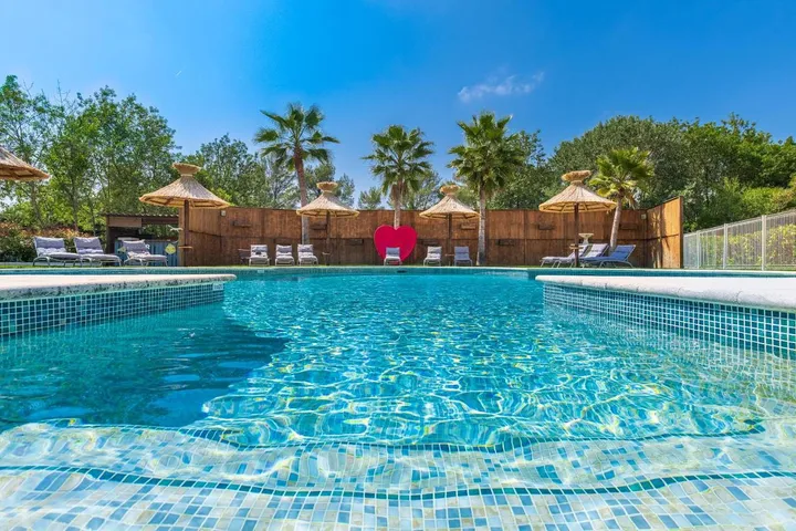 Hotel para 2 personas, con jardín y piscina - 1