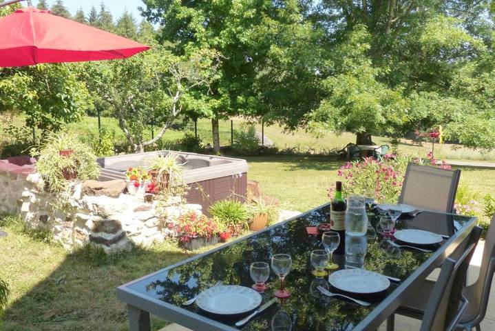 Ferienhaus für 4 Personen, mit Whirlpool und Terrasse sowie Garten und Ausblick