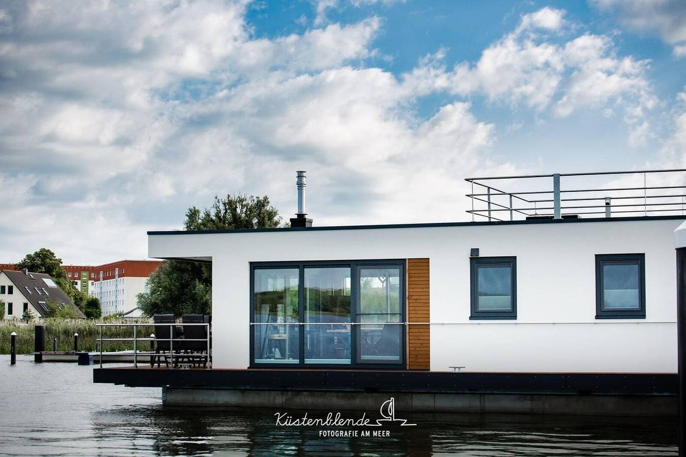 Floatinghouse Dory: Urlaub auf dem See mit Seeblick & Terrasse in Ribnitz, Ribnitz-Damgarten