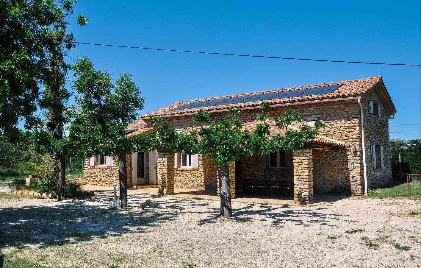 Appartement spacieux avec TV, parking, piscine et Internet in Saint-Sauveur-de-Cruzières, Parc national des Cévennes