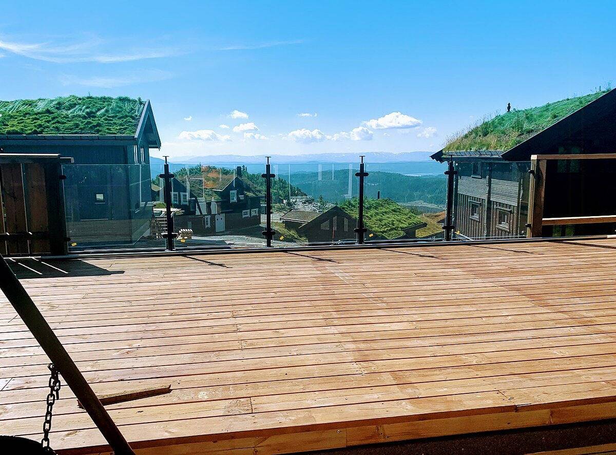 Familienhütte mit Terrassen und Bergpanorama in Vinje