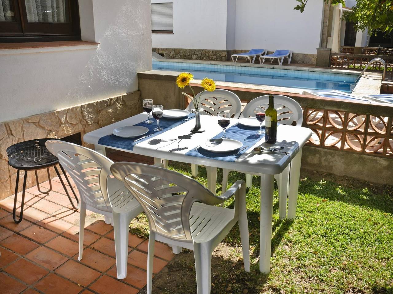 Entire apartment, Charming Duplex 200m from Beach, 3 Bedrooms, Pool, Free Wi-Fi, Parking in l'Estartit, Estartit