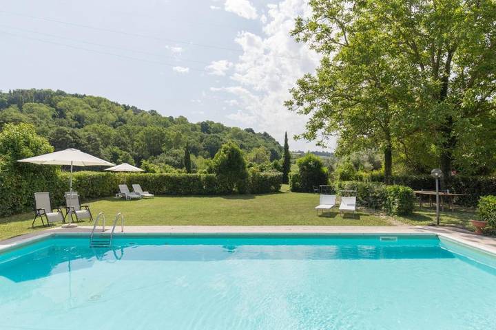 Appartamento per 3 persone, con Terrazza e Giardino nonché Piscina a Cupramontana