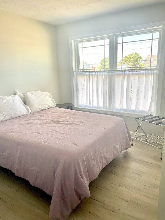 Cozy Costal Cottage ~ Prime Location ~ Just Seconds from Hills Beach! in Biddeford, York County