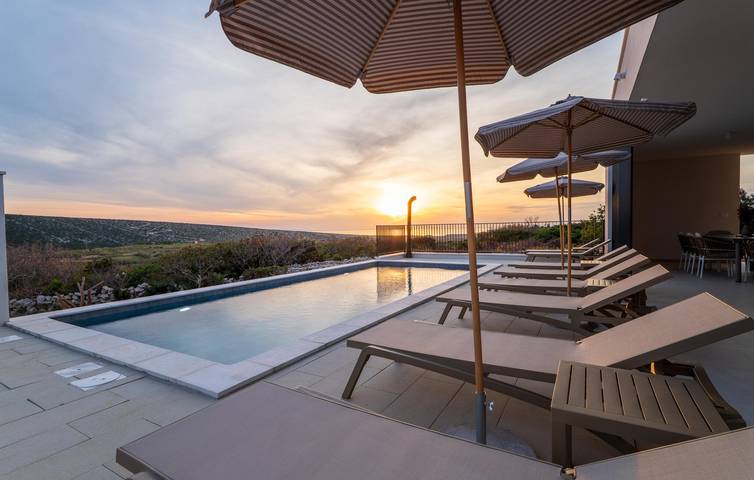 Cozy 2-Bedroom Apartment with Pool, Wi-Fi, & 2km to Beach in Kolan, Kolan (Croatian Adriatic)