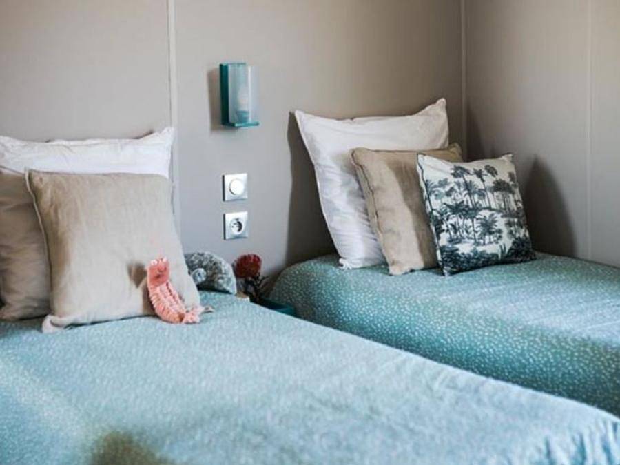 Camping Les Franquettes - Mobilhome 4 personnes - Aqua 2 Chambres 4 Personnes Terrasse semi-couverte 2 Salles de bain in Grayan-et-l'Hôpital, Parc naturel régional du Médoc