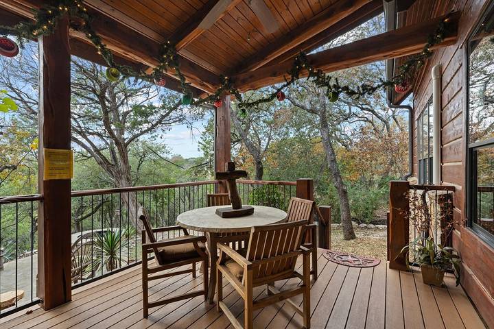 Log cabin for 10 people, with yard and pool as well as balcony in Lake Travis