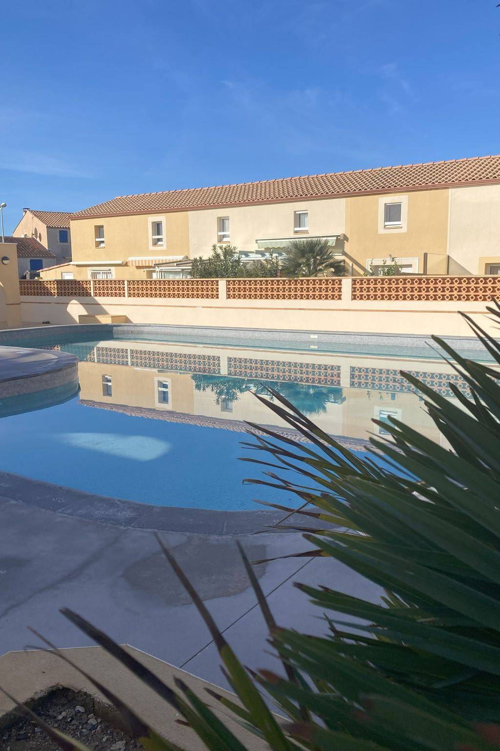 Entire apartment, Seaside Tropical Duplex mit Pool in Frontignan, Côte d'Améthyste